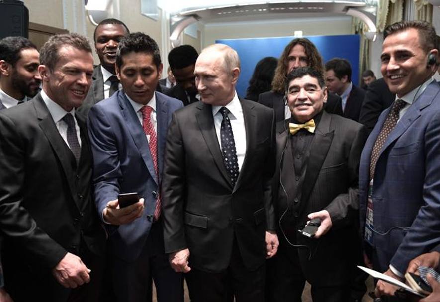 Da sinistra, Lothar Matthaus, il presidente della Russia Putin, Maradona e Cannavaro prima della cerimonia. 